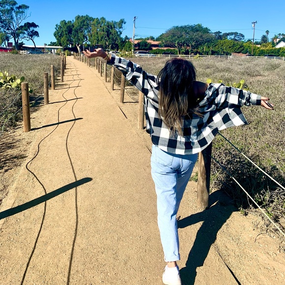 I’m your posher. I’m 32 years old and my style is constantly changing. - Picture 5 of 10